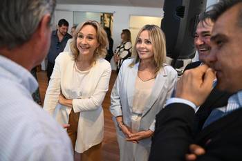 Laura Raffo y Gabriela Fossati, el 30 de noviembre, en la sede de Sumar, en Montevideo. · Foto: Mara Quintero