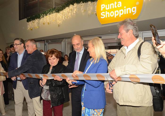 Autoridades durante la apertura del Punta Shopping. · Foto: Presidencia de Uruguay