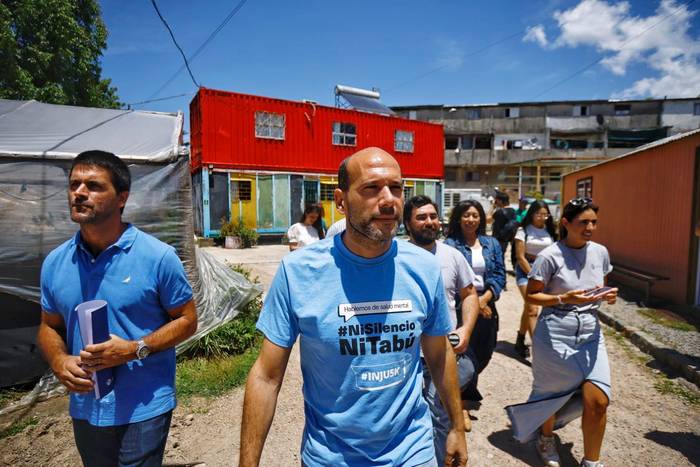 Martín Lema, durante la recorrida del centro Acción Promocional, en el Cerrito de la Victoria (04.01.2024). · Foto: Ernesto Ryan