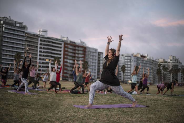 Sesiones de yoga en espacios abiertos guiadas por Florencia Dutrénit. Foto: Difusión