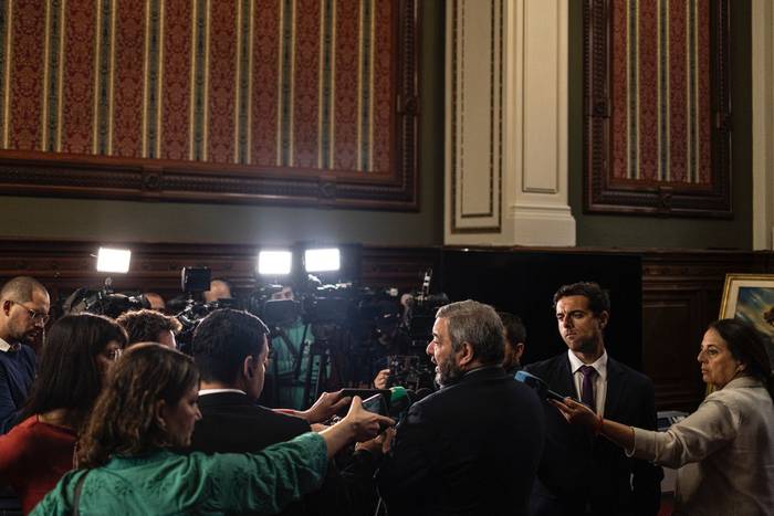 Mario Bergara, el 17 de abril, en rueda de prensa en el Palacio Legislativo. · Foto: Ernesto Ryan