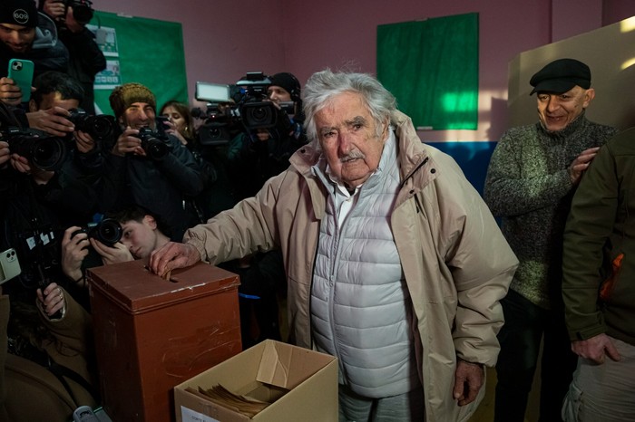 José Mujica vota en las elecciones internas en la escuela 188 de Montevideo. · Foto: Rodrigo Viera Amaral