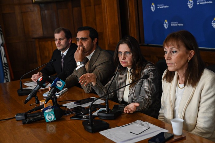 Martín Thomasset, José Luis Satdjian, Karina Rando y Alicia Rossi, el 16 de julio, durante la conferencia de prensa en el Ministerio de Salud Pública. · Foto: Mara Quintero