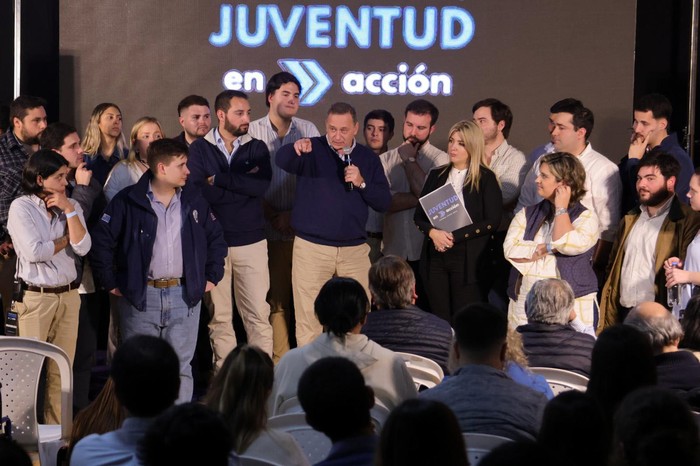 Álvaro Delgado y Valeria Ripoll durante el Congreso Nacional de Jóvenes del Partido Nacional, en la localidad de Palmar, en Soriano. · Foto: Difusión