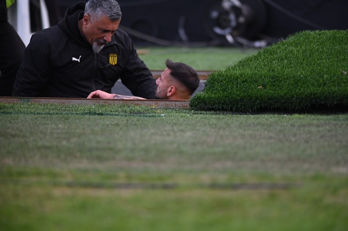 Facundo Batista, de Peñarol tras ser expulsado, el 4 de agosto de 2024, en el Estadio Centenario. · Foto: Alessandro Maradei