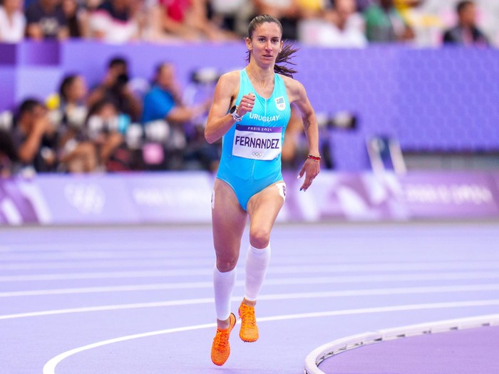 María Pía Fernández, durante la segunda serie de los 1.500 metros femenino, el 5 de agosto, en el Stade de France. Foto: Óscar Muñoz Badilla, CAU