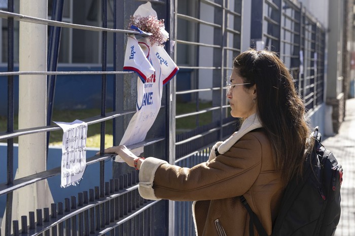 Hinchas de Nacional homenajean a Juan Izquierdo en la sede del club. · Foto: Ernesto Ryan