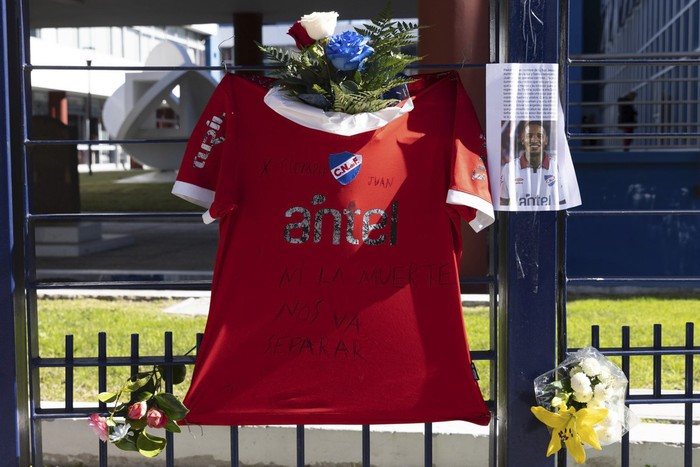 Homenaje de los hinchas de Nacional a Juan Izquierdo en la sede del club. · Foto: Ernesto Ryan