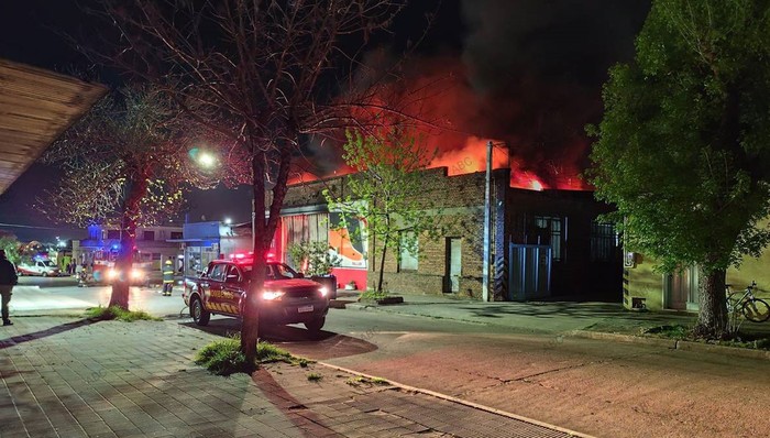 Incendio en galpones de la agencia de ómnibus Berrutti (archivo). Foto: gentileza del portal TV ABC Palmira