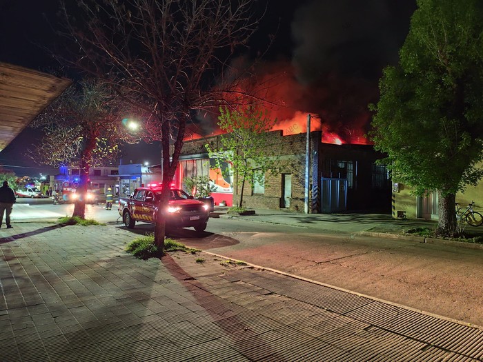 Incendio en galpones de la agencia de ómnibus Berruti. Foto: gentileza del portal TV ABC Palmira