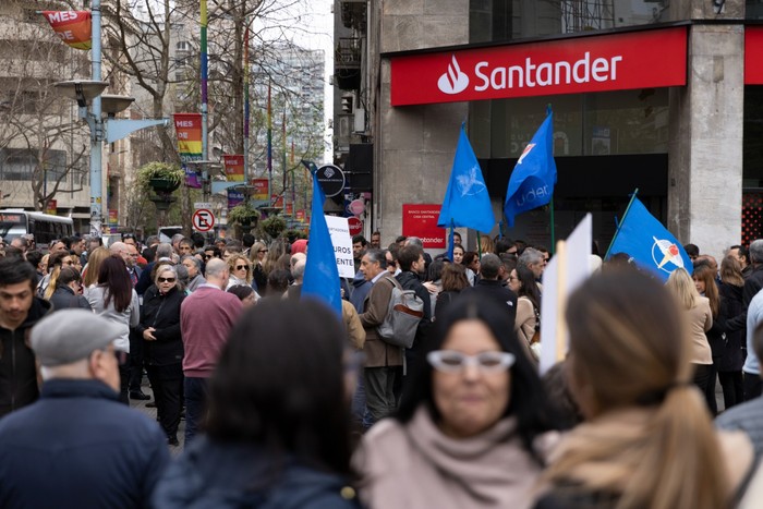 Manifestación frente a la sede del Banco Santander, el 1° de octubre, en el centro de Montevideo. · Foto: Ernesto Ryan