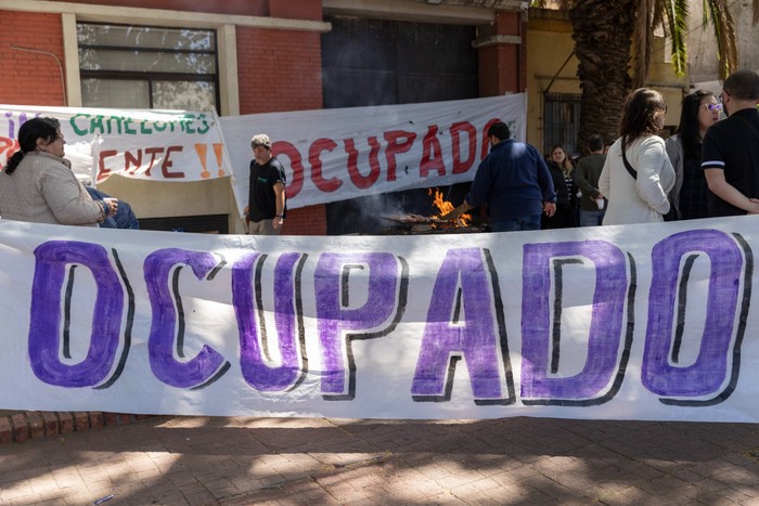 Ocupación de FOSSE del Departamento de Suministros de OSE, en la calle San Martín. · Foto: Ernesto Ryan