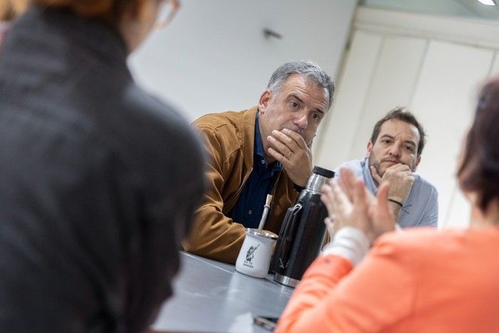 Yamandú Orsi y Christian Di Candia, junto a la Plataforma Animalista, el 15 de octubre, en la Huella de Seregni, en Montevideo.