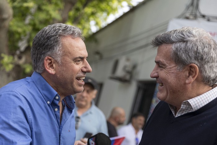 Yamandú Orsi y Pedro Bordaberry en Colonia. Foto: Comando de campaña del Frente Amplio.