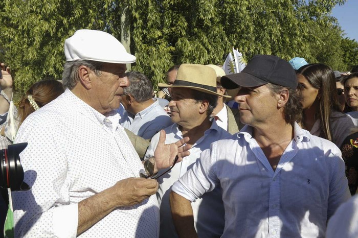 El intendente de Maldonado, Enrique Antía, y el presidente Luis Lacalle Pou, en el asentamiento Kennedy. Foto: Intendencia de Maldonado