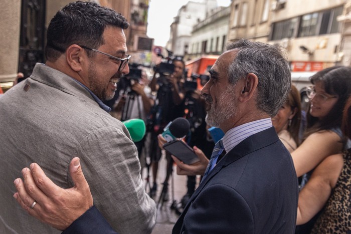 Alejandro Sánchez y Nicolás Martínez, el 31 de octubre, a la salida de la Corte Electoral, en Montevideo. · Foto: Ernesto Ryan