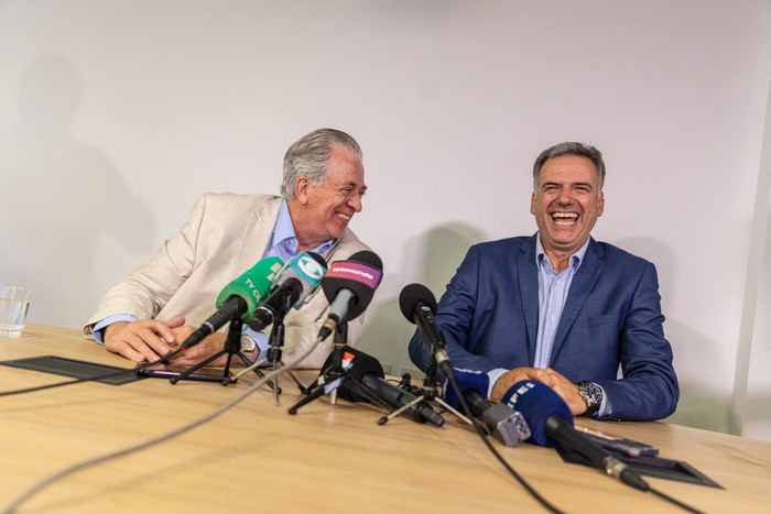 Victor Björgan y Yamandú Orsi durante la conferencia de prensa. · Foto: Ernesto Ryan