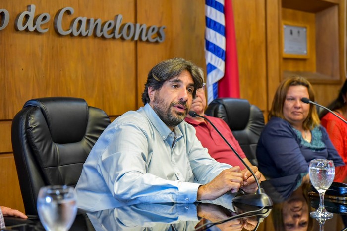 Marcelo Metediera, durante la firma de un convenio entre la Intendencia de Canelones y el Instituto Cuesta Duarte. · Foto: Intendencia de Canelones