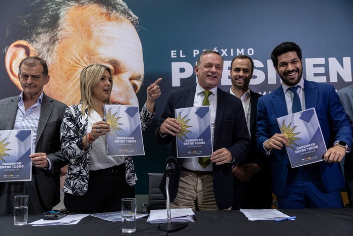 Guido Manini Ríos, Valeria Ripoll, Álvaro Delgado, Agustín Iturralde, y Andrés Ojeda, el 4 de noviembre, en la sede de campaña del Partido Nacional en Montevideo. · Foto: Ernesto Ryan