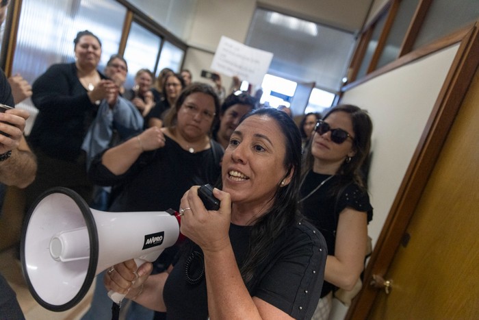 Karina Sosa , durante la movilización  de trabajadores del  BPS, el 20 de noviembre, en la sede central en Montevideo. · Foto: Ernesto Ryan