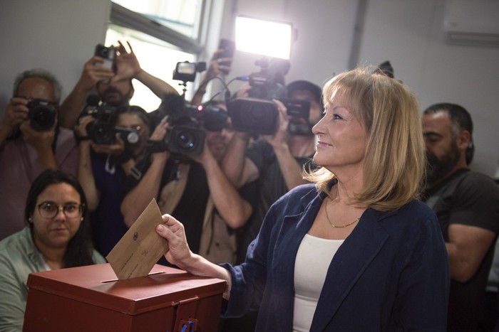 Carolina Cosse cuando votó en el colegio Latinoamericano. · Foto: Gianni Schiaffarino