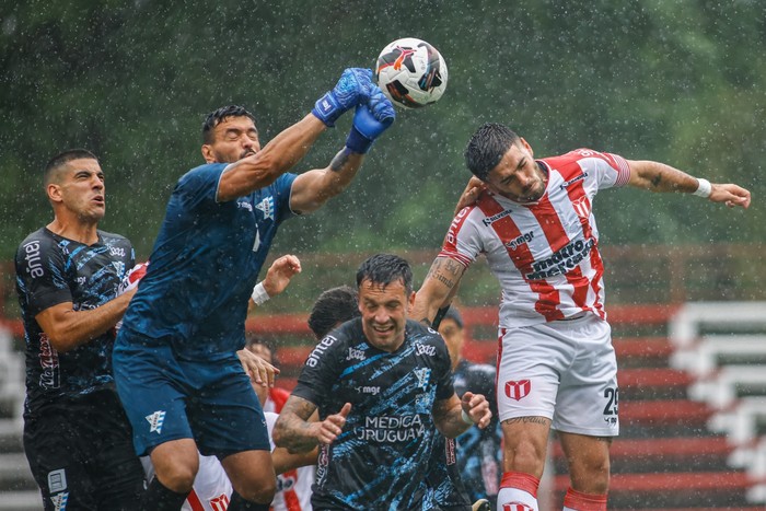 Marcos Camarda, de River Plate, y Mathías Cubero, de Cerro. · Foto: Ernesto Ryan