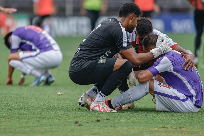 Adriano Fleitas y Marcos Montiel, de Deportivo Maldonado, y Agustín Alfaro, de Fénix, el 27 de noviembre, al finalizar el partido en el estadio Luis Franzini. · Foto: Ernesto Ryan