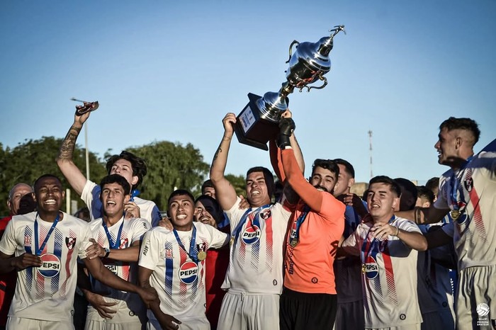 Foto principal del artículo 'Artigas ascendió a la B tras ganarle la final a Central Español' · Foto: AUF