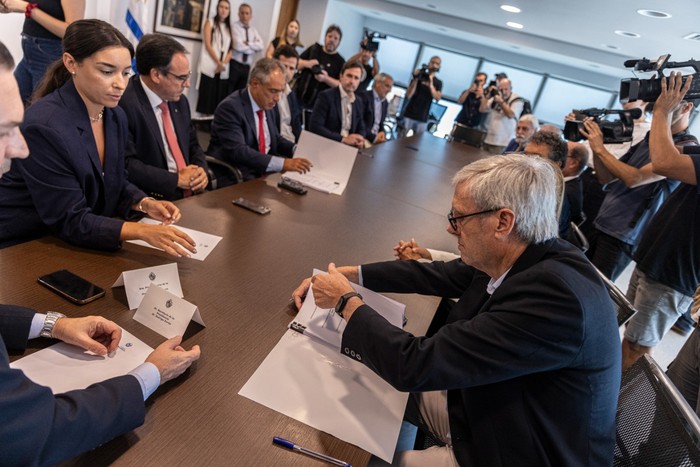 Foto principal del artículo 'Proyecto Neptuno: OSE firmó el contrato con el Consorcio Aguas de Montevideo' · Foto: Ernesto Ryan