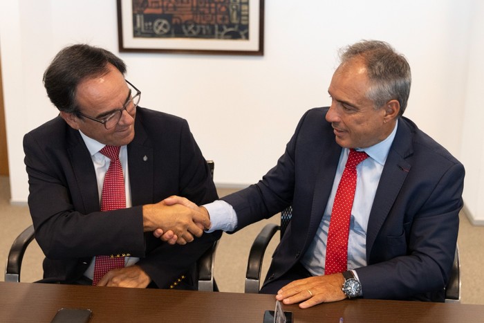 Robert Bouvier, y Alejandro Ruibal, durante la firma del contrato, el 23 de enero, en la Torre Ejecutiva. · Foto: Ernesto Ryan