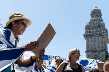 Manifestación de familiares de militares en misión en el Congo, el 31 de enero, en la plaza Independencia. · Foto: Martin Hernández Müller