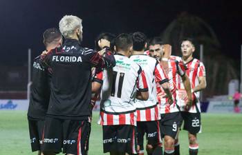 La selección de Florida que el miercoles consiguió la clasificación a cuartos de final del campeonato del Sur al vencer 5-0 a Sarandí Grande en el estadio Campeones Olímpicos de Florida. 
Foto gentileza de la Liga de Fútbol de Florida