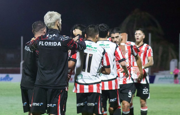 La selección de Florida que el miercoles consiguió la clasificación a cuartos de final del campeonato del Sur al vencer 5-0 a Sarandí Grande en el estadio Campeones Olímpicos de Florida. 
Foto gentileza de la Liga de Fútbol de Florida