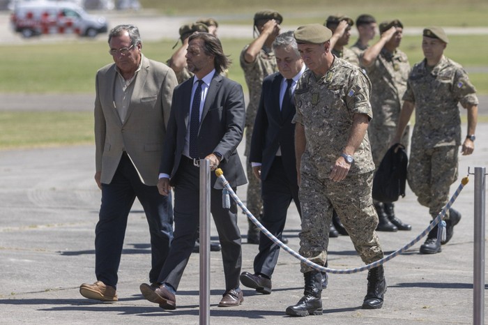 Armando Castaingdebat, Luis Lacalle Pou, Omar Paganini y Mario Estevenazzi, en la Base Aérea 1. · Foto: Ernesto Ryan