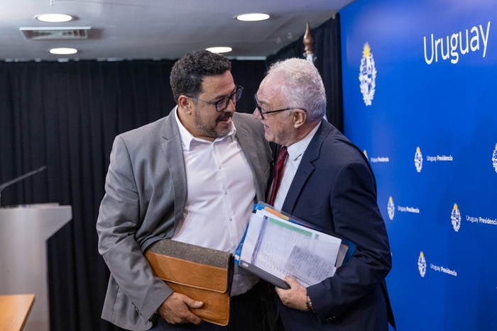 Alejandro Sánchez y Mario Lubetkin, el 18 de febrero, en la conferencia de prensa en la Torre Ejecutiva, en Montevideo. · Foto: Ernesto Ryan