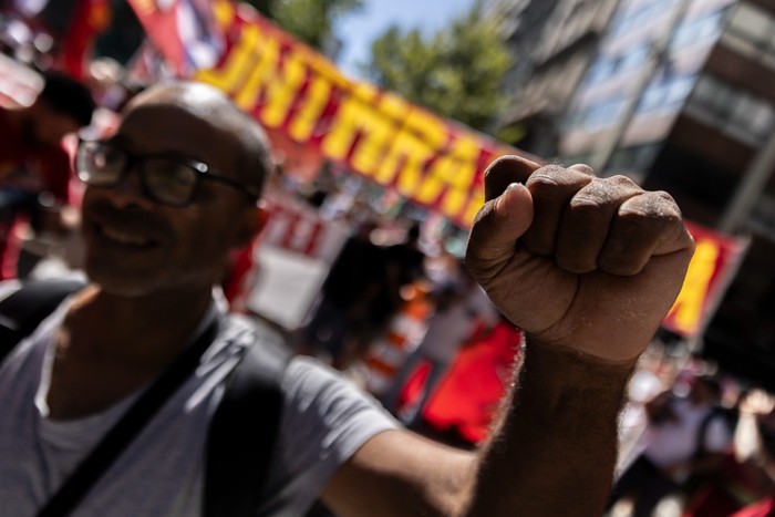 Movilización en el marco del paro, el 20 de febrero, por el centro de Montevideo. · Foto: Ernesto Ryan