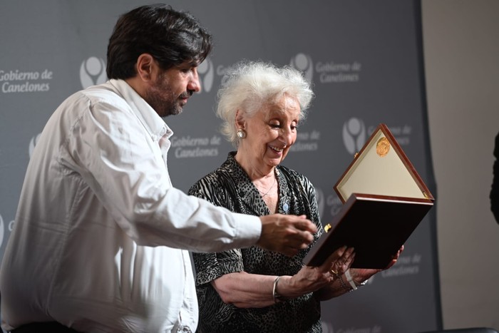 Marcelo Metediera y Estela de Carlotto durante un homenaje en el Centro Cultural Carlitos de Las Piedras. · Foto: Mara Quintero