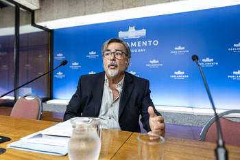 Gustavo Zubía, el 28 de febrero, en conferencia de prensa, en la Sala de Prensa del Anexo del Palacio Legislativo. · Foto: Ernesto Ryan