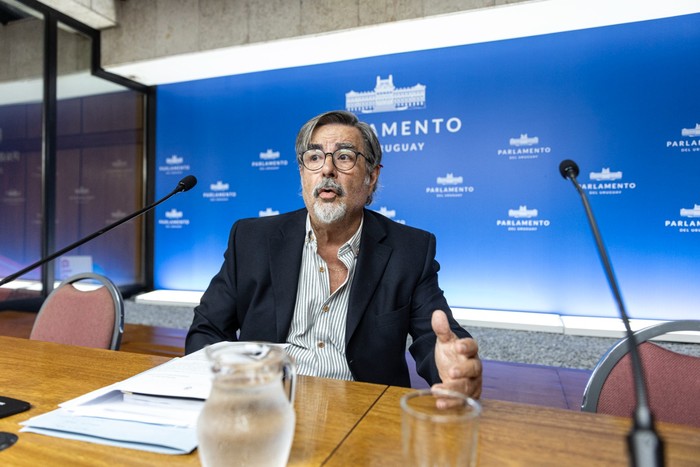 Gustavo Zubía, el 28 de febrero, en conferencia de prensa, en la Sala de Prensa del Anexo del Palacio Legislativo. · Foto: Ernesto Ryan