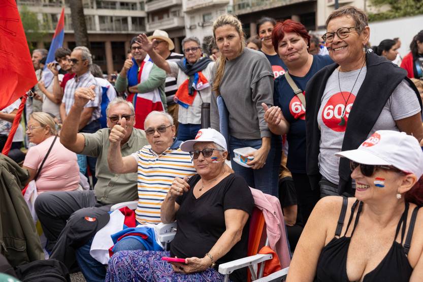 plaza independencia asunción gente