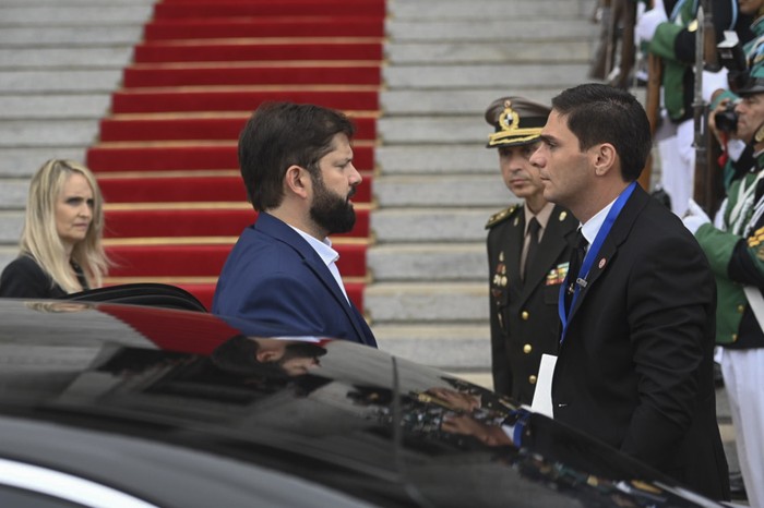 Gabriel Boric a su llegada al Palacio Legislativo. · Foto: Mara Quintero