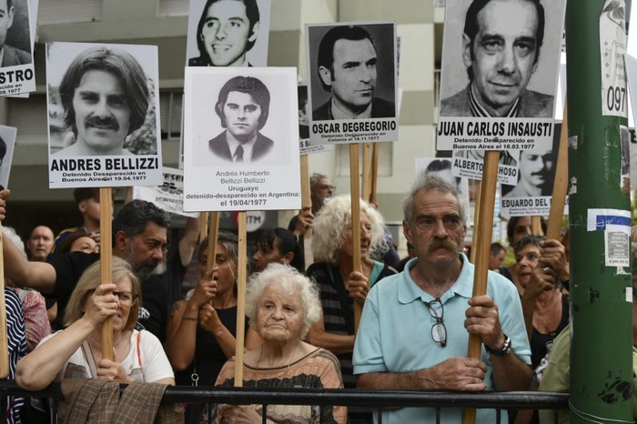 Familiares de Detenidos Desaparecidos cuando pasaban Carolina Cosse y Yamandú Orsi. · Foto: Ignacio Dotti