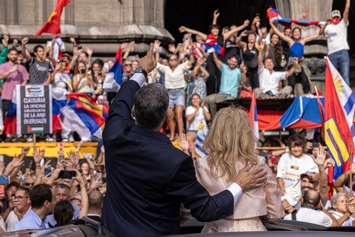 Foto principal del artículo '“Si esto no es el pueblo, el pueblo dónde está”: una multitud se concentró en el Palacio Legislativo para acompañar la asunción de Orsi y Cosse' · Foto: Ernesto Ryan