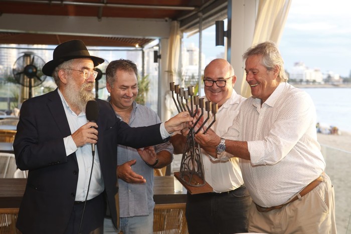 El rabino Eliézer Shemtov; Luis Artola, edil del Partido Nacional; Miguel Abella, actual intendente de Maldonado, y Enrique Antía, exgobernador de ese departamento. Foto: Intendencia de Maldonado (archivo, marzo de 2025).