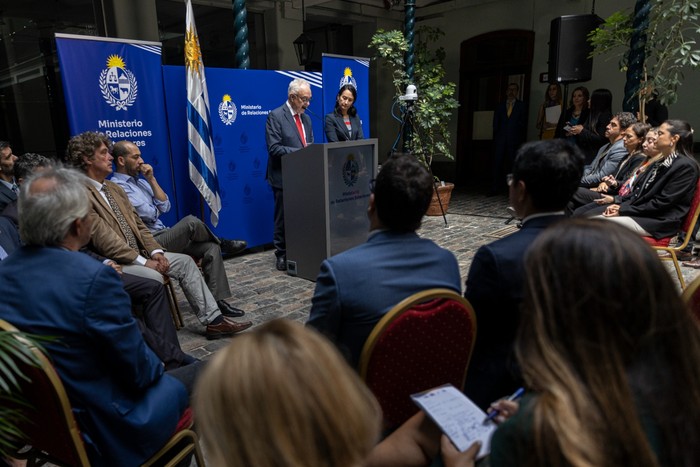 Mario Lubetkin y Valeria Csukasi, el 14 de marzo en Cancillería. · Foto: Ernesto Ryan