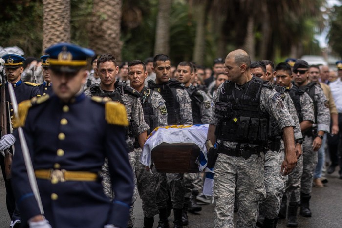 Sepelio del funcionario de la Guardia Republicana, el 24 de marzo, en el cementerio del Buceo. · Foto: Ernesto Ryan