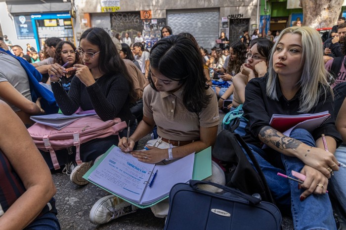 Clase de Psicología en la calle Tristán Narvaja, el 25 de marzo, en Montevideo. · Foto: Ernesto Ryan