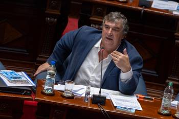 Sergio Botana, durante la sesión del 1º de abril, en el Palacio Legislativo. · Foto: Ernesto Ryan