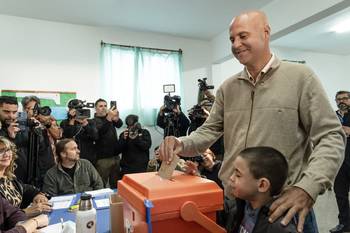 Votación de Francisco Legnani en el liceo Guadalupe de la ciudad de Canelones. · Foto: Martin Hernández Müller