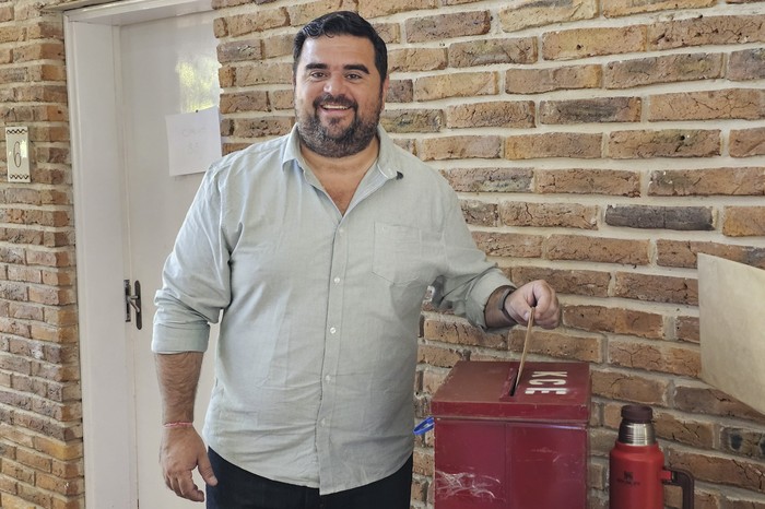 Nicolás Olivera votando en Paysandú. · Foto: Andrés Franco